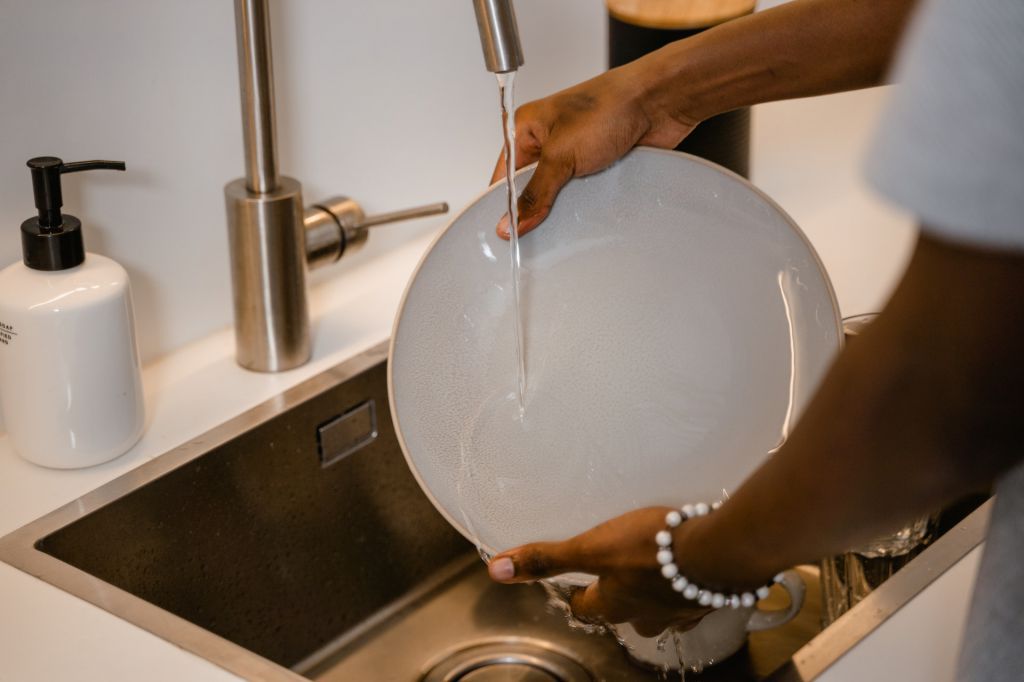 Jak ušetřit čas a peníze při mytí nádobí? Poradíme vám jak na to