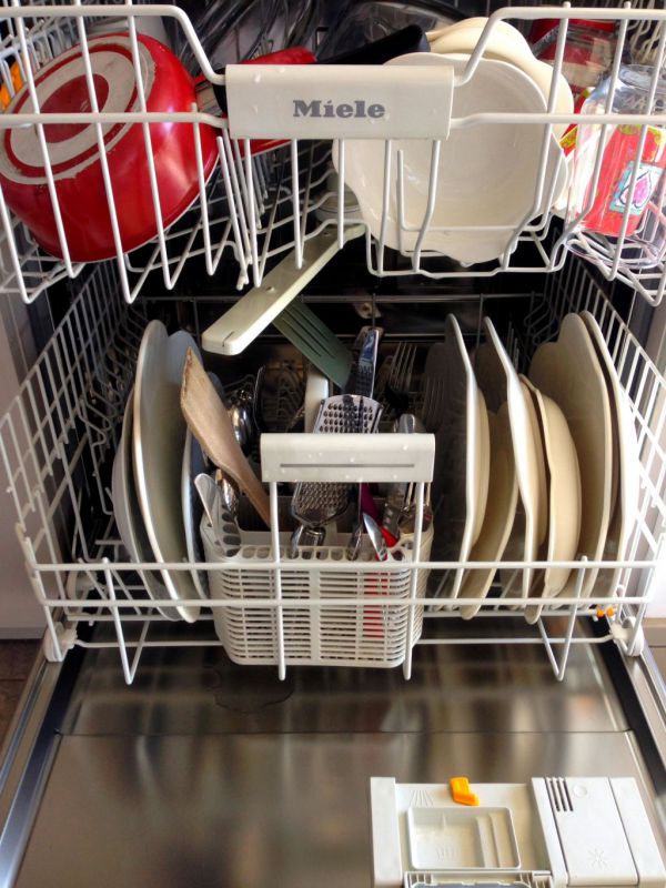 Jak ušetřit čas a peníze při mytí nádobí? Poradíme vám jak na to