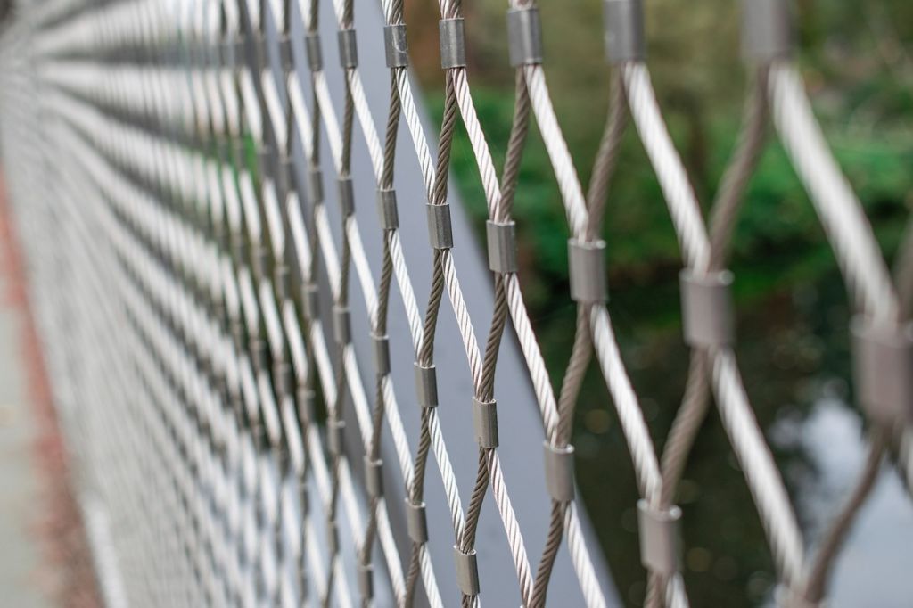Může být drátěný plot okrasný?