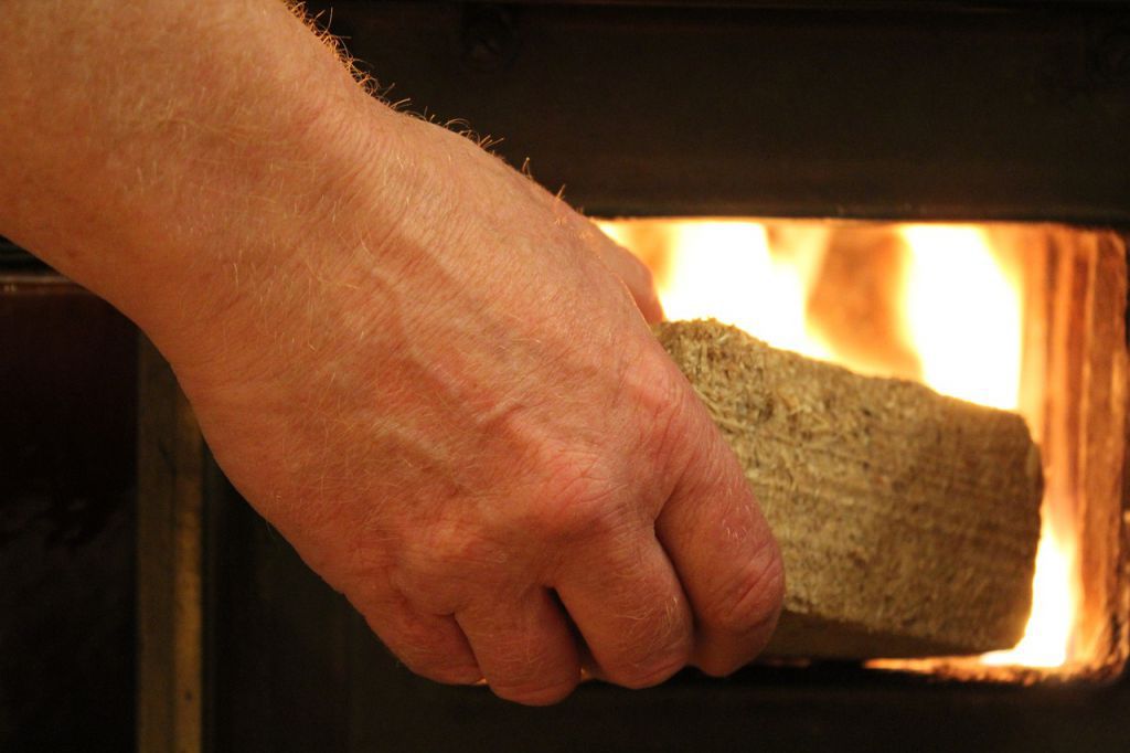 Proč doma topit dřevěnými briketami? Jaké mají výhody