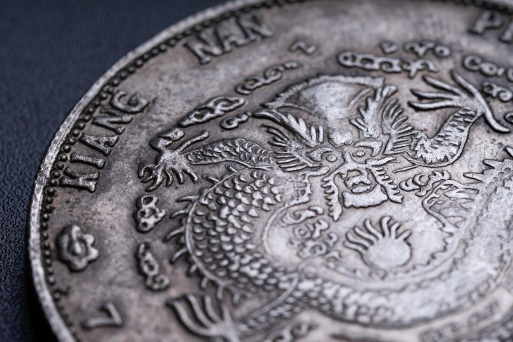 Historie peněz: Od mušlí k zlatým mincím - 5000 let evoluce platidel